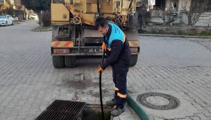 Kula’da dört mahallenin yağmursuyu ızgaraları temizlendi