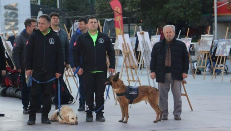 Manisa’da depremde kaybedilen vatandaşlar anıldı