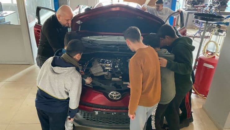 Toyota’dan afet bölgesindeki 20 okula ekipman desteği