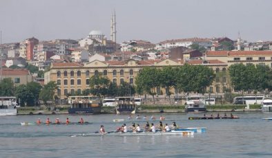 Haliç’te kürekler başarı için çekiliyor