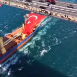 İstanbul'un üç köprüsüne Türk Bayrağı asıldı